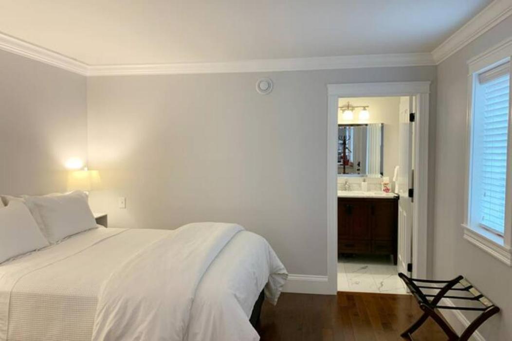 The Red House Fredericton Bed & Breakfast Bilik gambar