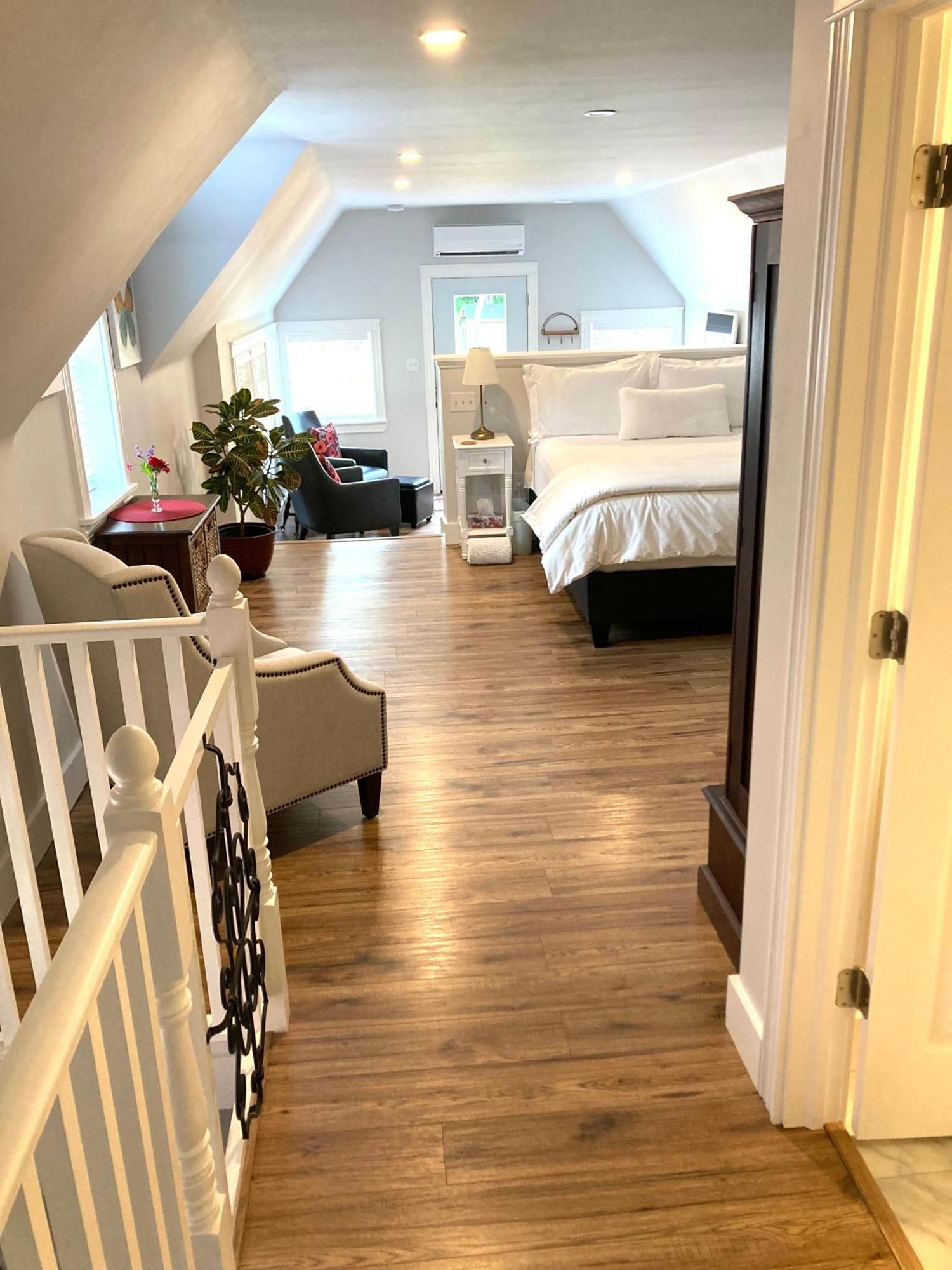 The Red House Fredericton Bed & Breakfast Bilik gambar