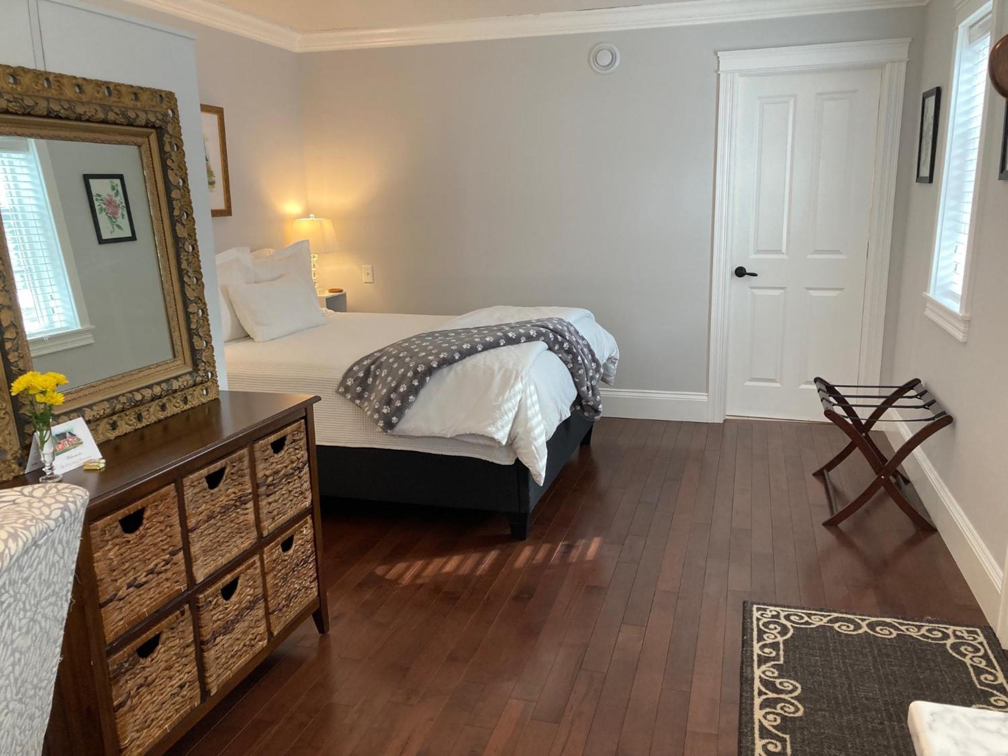 The Red House Fredericton Bed & Breakfast Bilik gambar